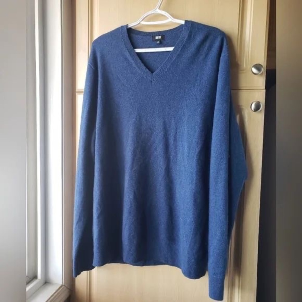 Uniqlo men's Blue v-neck 100% Cashmere sweater XL